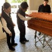 專業入殮人員三名