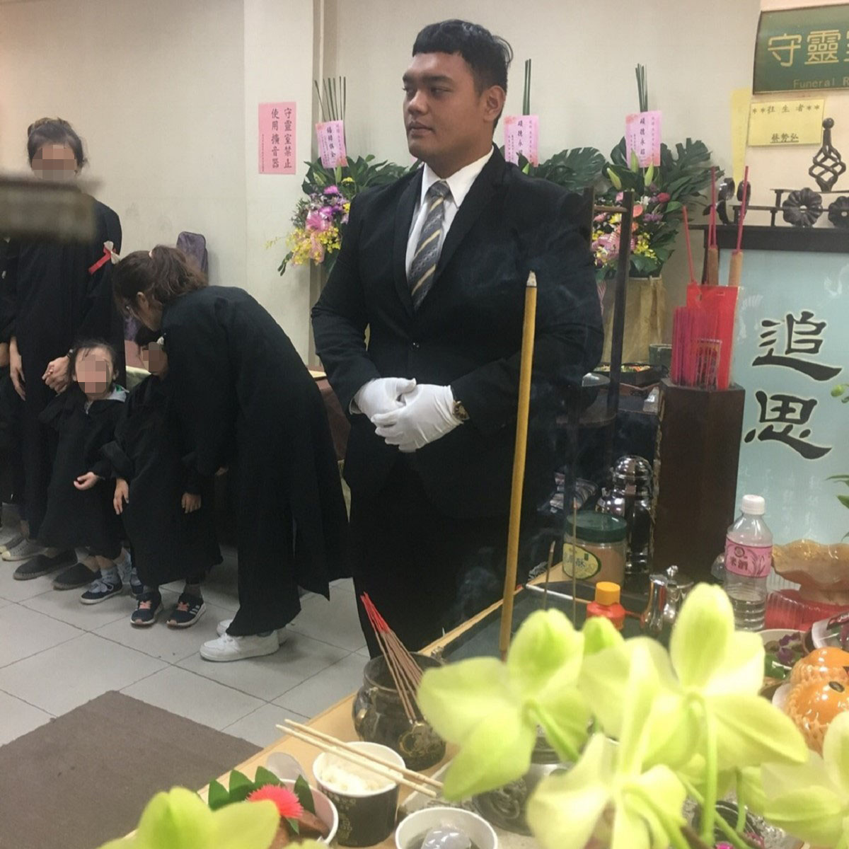 館外男禮生一名(12-15呎)